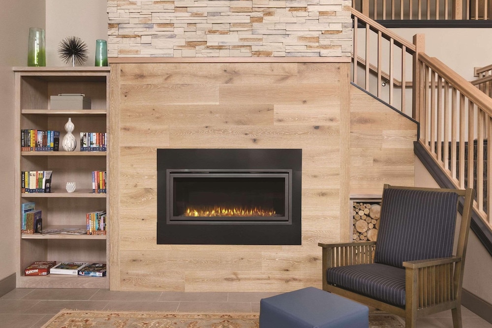 Country Inn & Suites by Radisson, Detroit Lakes 12/21