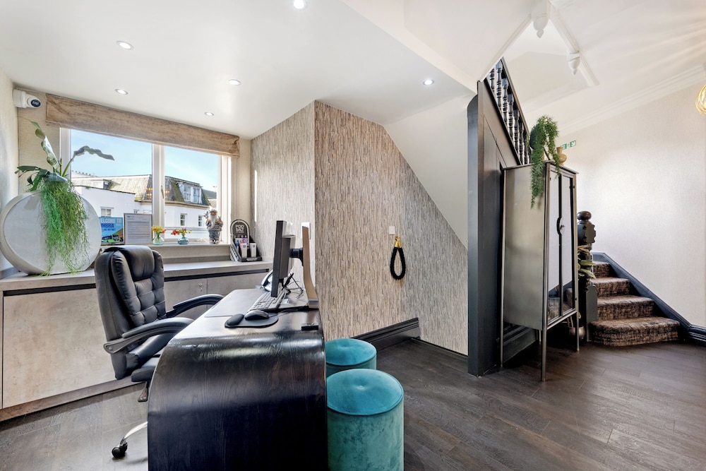 Cranleigh Boutique 22/46