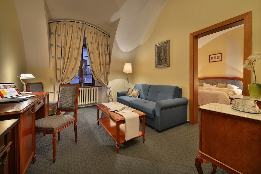 MAXIMILIAN LIFESTYLE RESORT 26/50