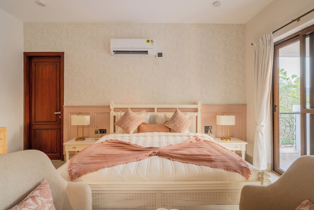 ELIVAAS Villa Paraiso 4 BHK with Pool and Bar 15/35