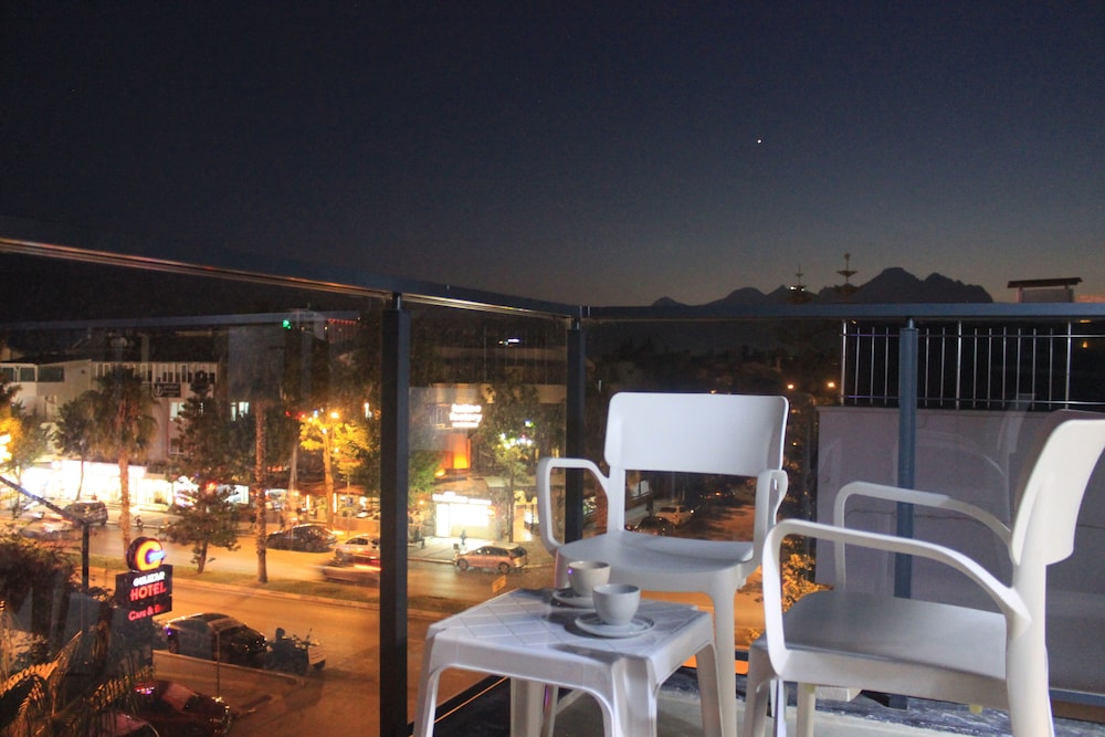 Retro Star Suites 36/38