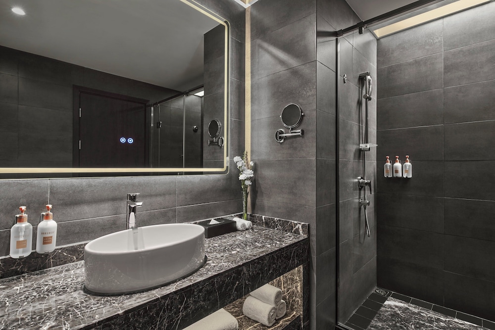 Standard, Twin Beds, Club Lounge Access, Crowne Plaza Shanghai Jinshan by IHG 2/2