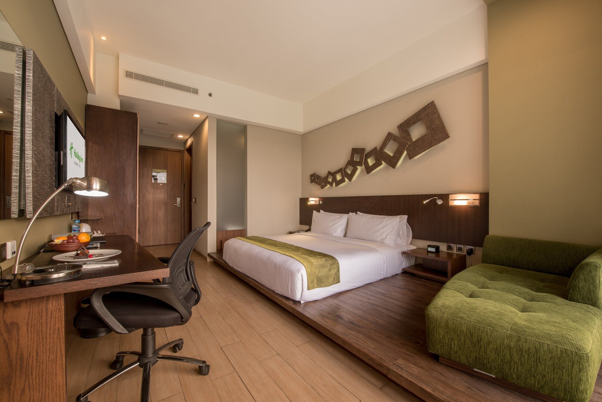 غرفة قياسية بسرير كينج بإطلالة على المسبح بحوض استحمام، Holiday Inn Cikarang Jababeka 5/10