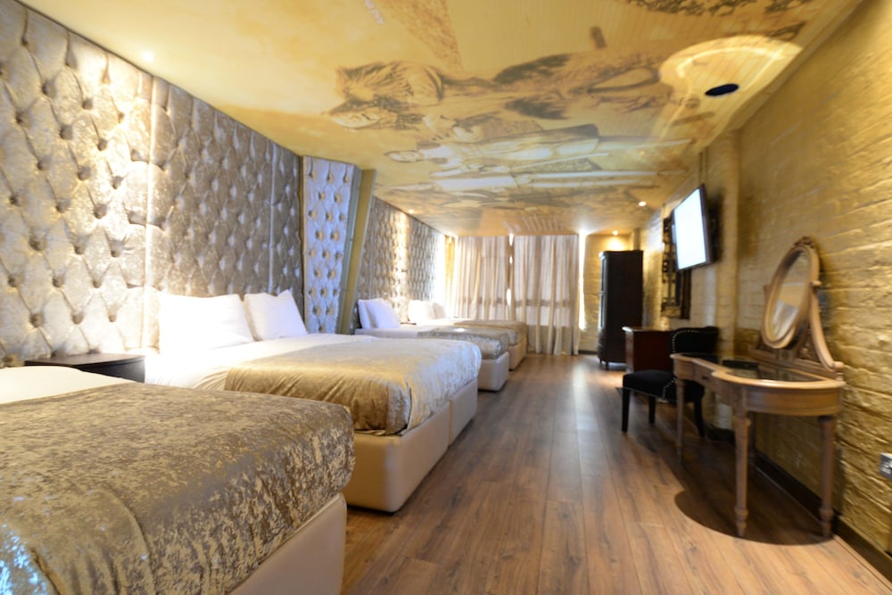 Arthouse Hotel 8/49