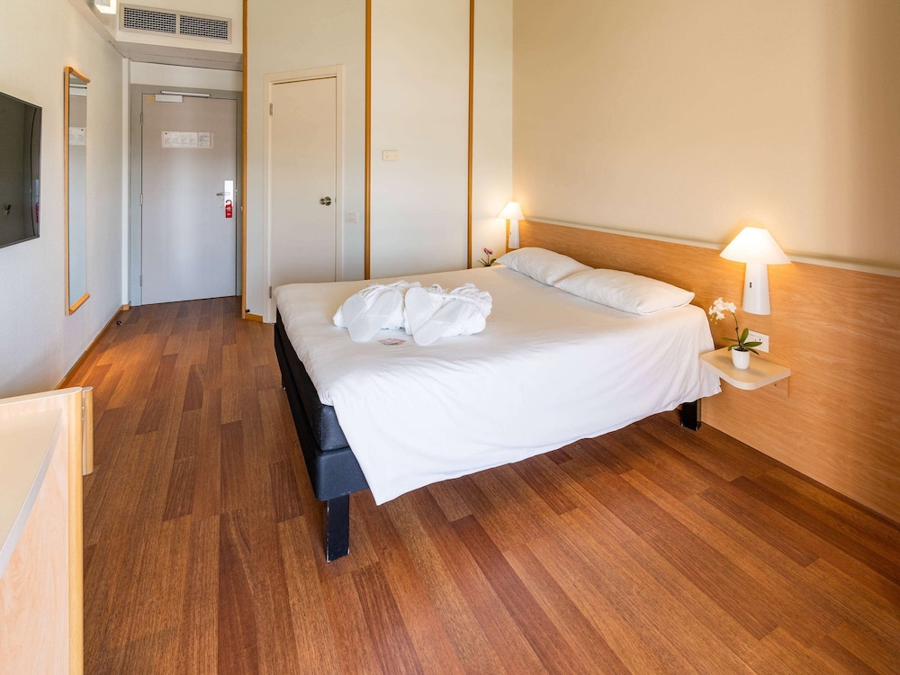 Ibis Florence North Airport Hotel 25/65