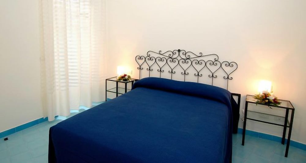 غرفة كلاسيكية بسرير كوين بإطلالة جزئية على البحر، Hotel Aurora Amalfi 5/5