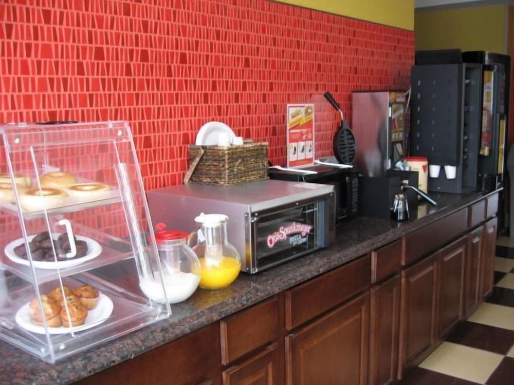 Townhouse Inn &amp; Suites 19/25