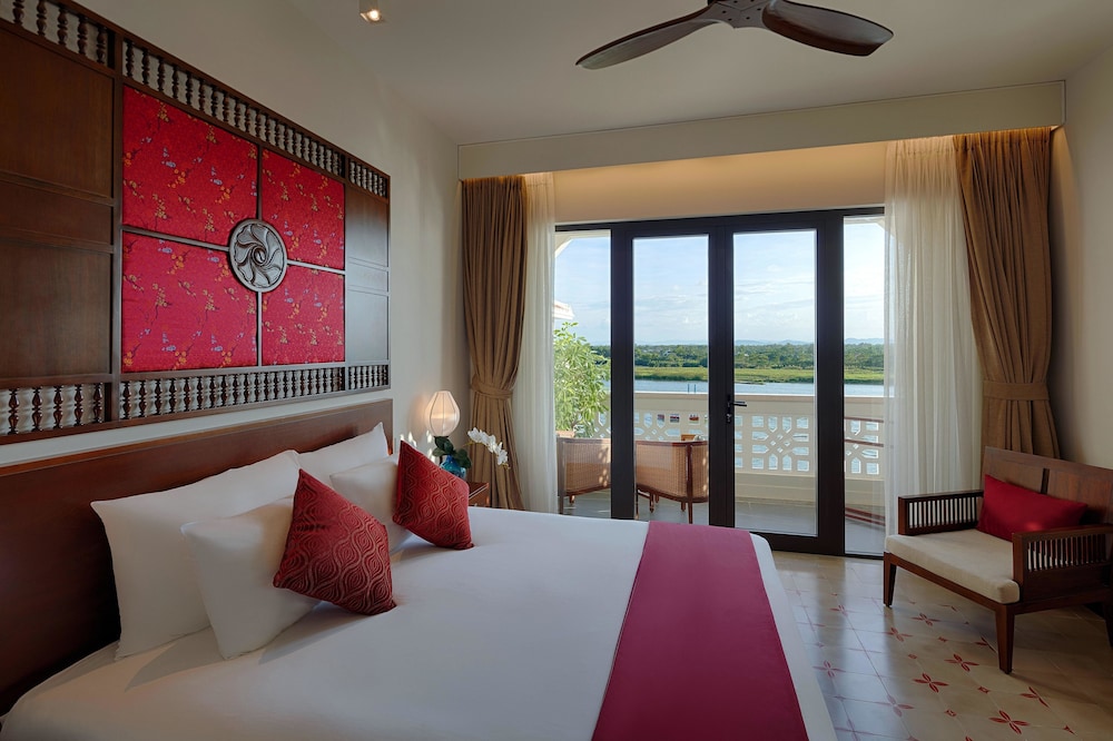 GRAND, DOUBLE BED, POOL AND RIVER VIEW