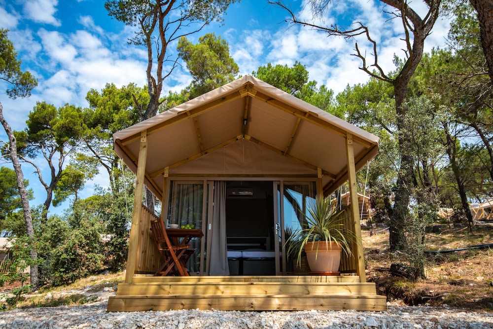 Arena One 99 Glamping 1/50