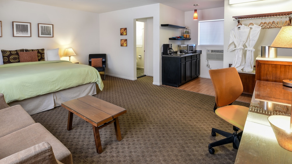 Skylark Hotel 30/70