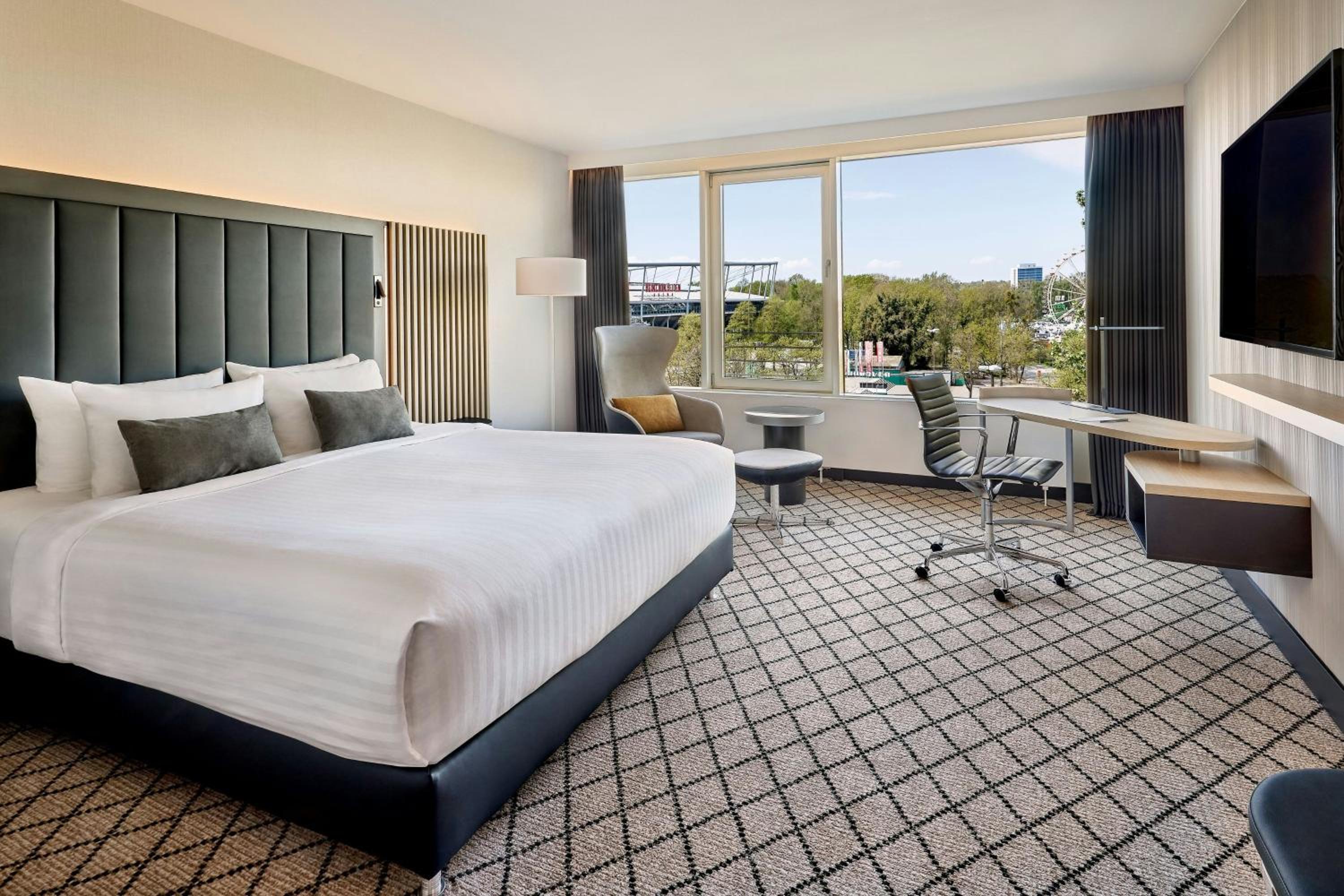 Stadium, Guest Room, King Bed, City Side