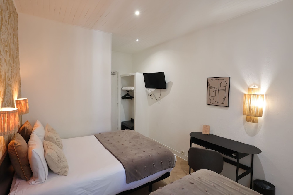 ROOM, TWIN BEDS