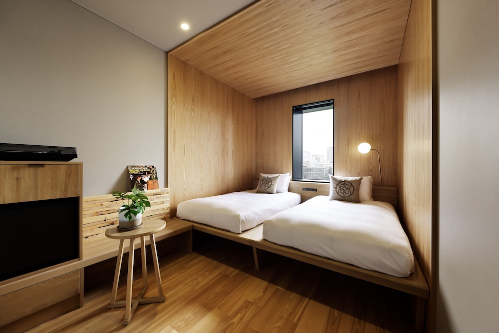 SUPERIOR, TWIN BEDS, PARK VIEW, CABIN FLOOR