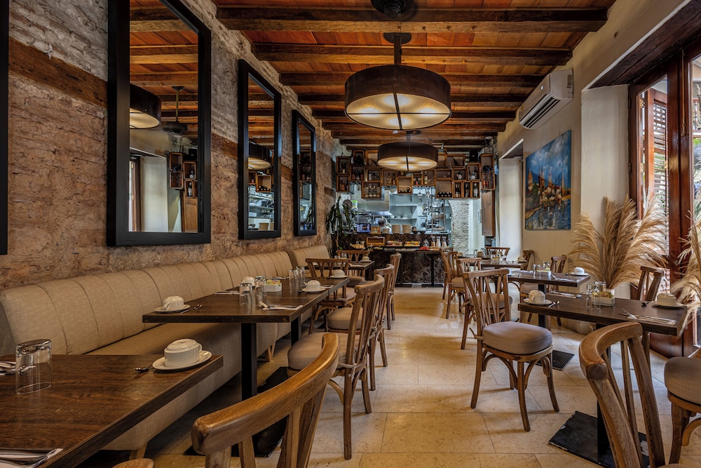 Ananda Hotel Boutique 59/70