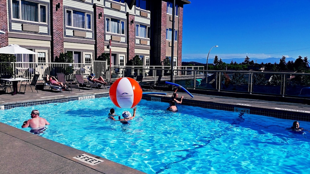 Elk Lake Inn Suites Victoria 36/81