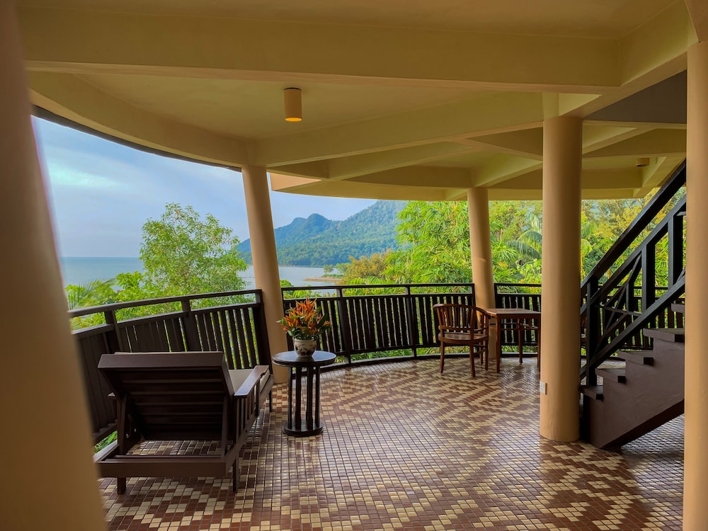 DAMAI BEACH RESORT 33/63