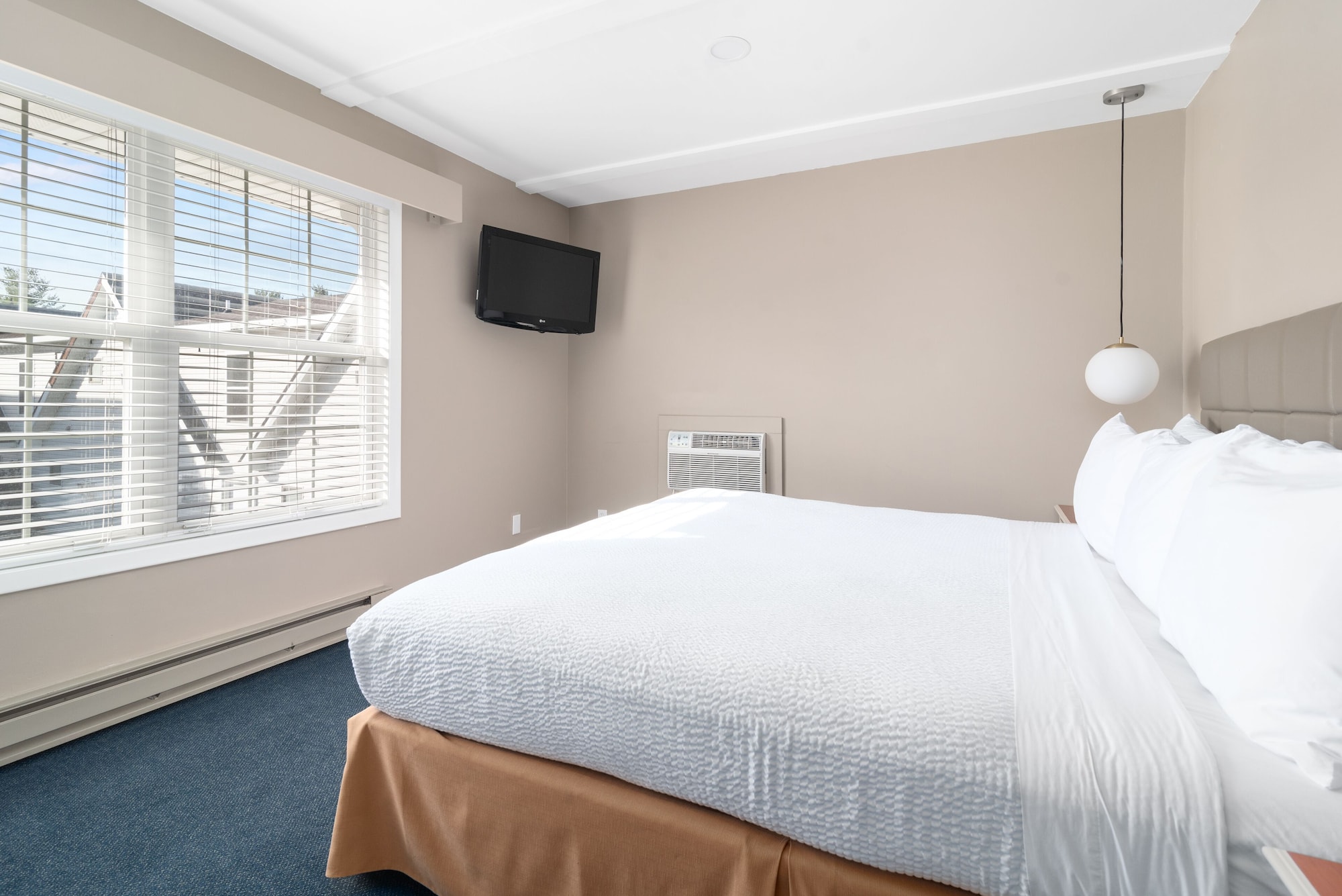 SUITE, KING BED, SOFA, BALCONY, KITCHEN