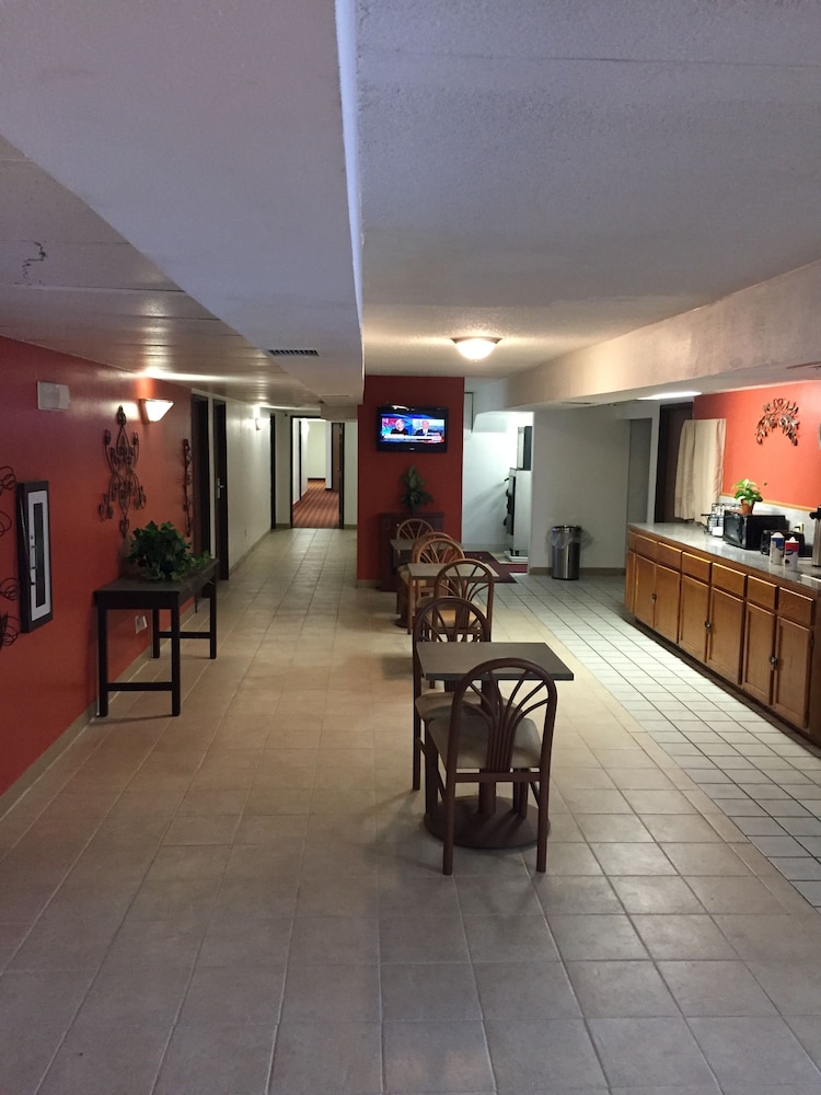 Luxury Inn &amp; Suites 5/26