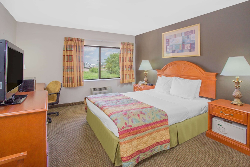 Room, Queen Bed, No Elevator