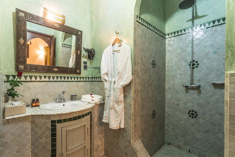 RIAD NASREEN 74/76