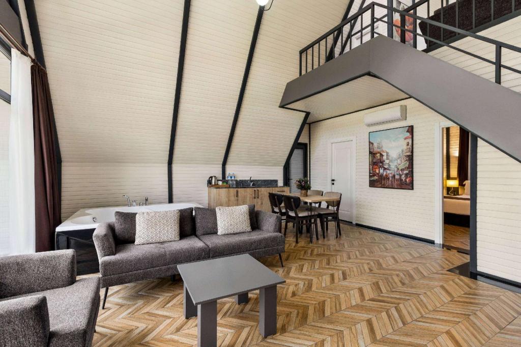 Presidential, Plus, Bungalow, 1 King and 2 Double Beds