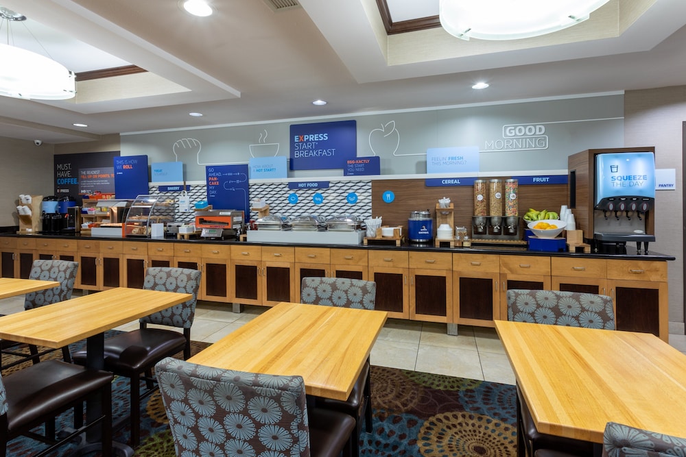 Holiday Inn Express Hotel Suites Rochester 40/51