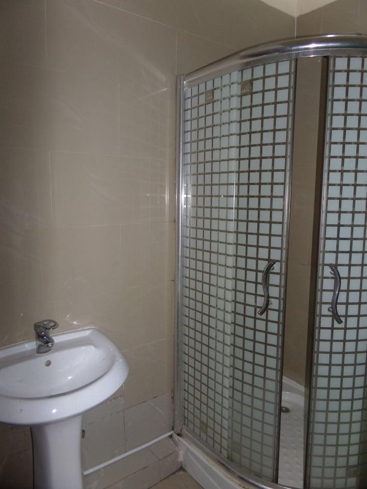 Deritz Hotel Ikeja 29/31