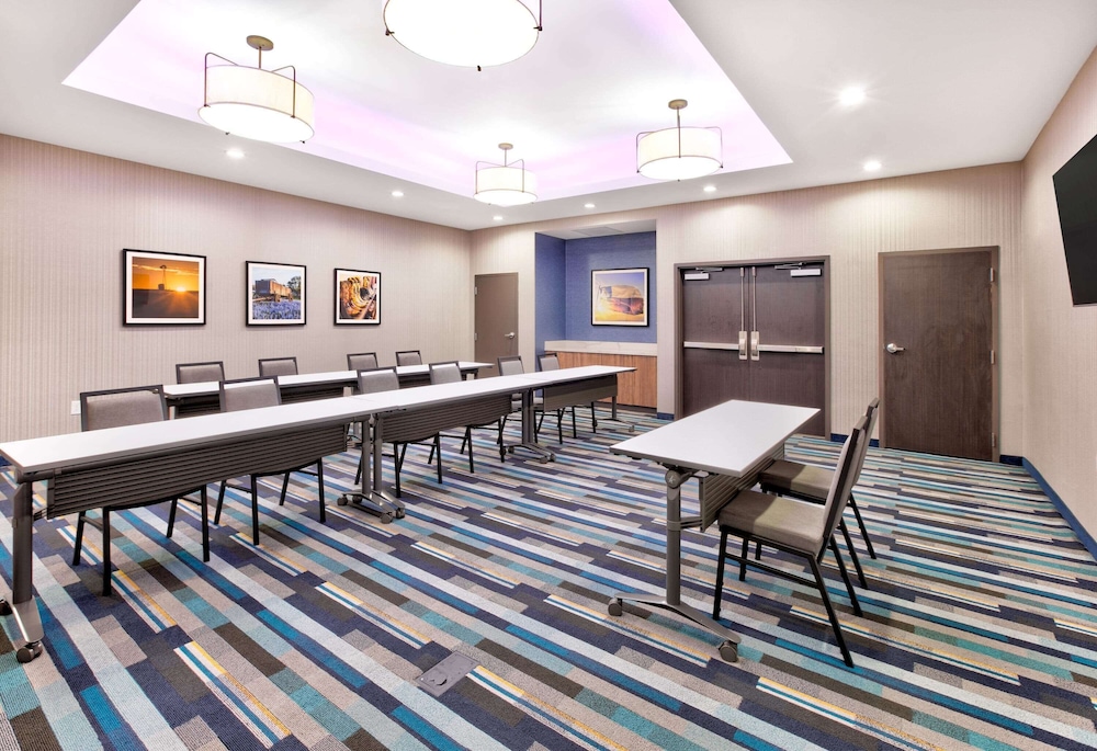 La Quinta Inn & Suites by Wyndham Terrell 37/41