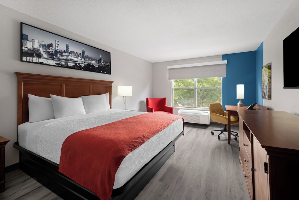 Suite, King Bed, Accessible