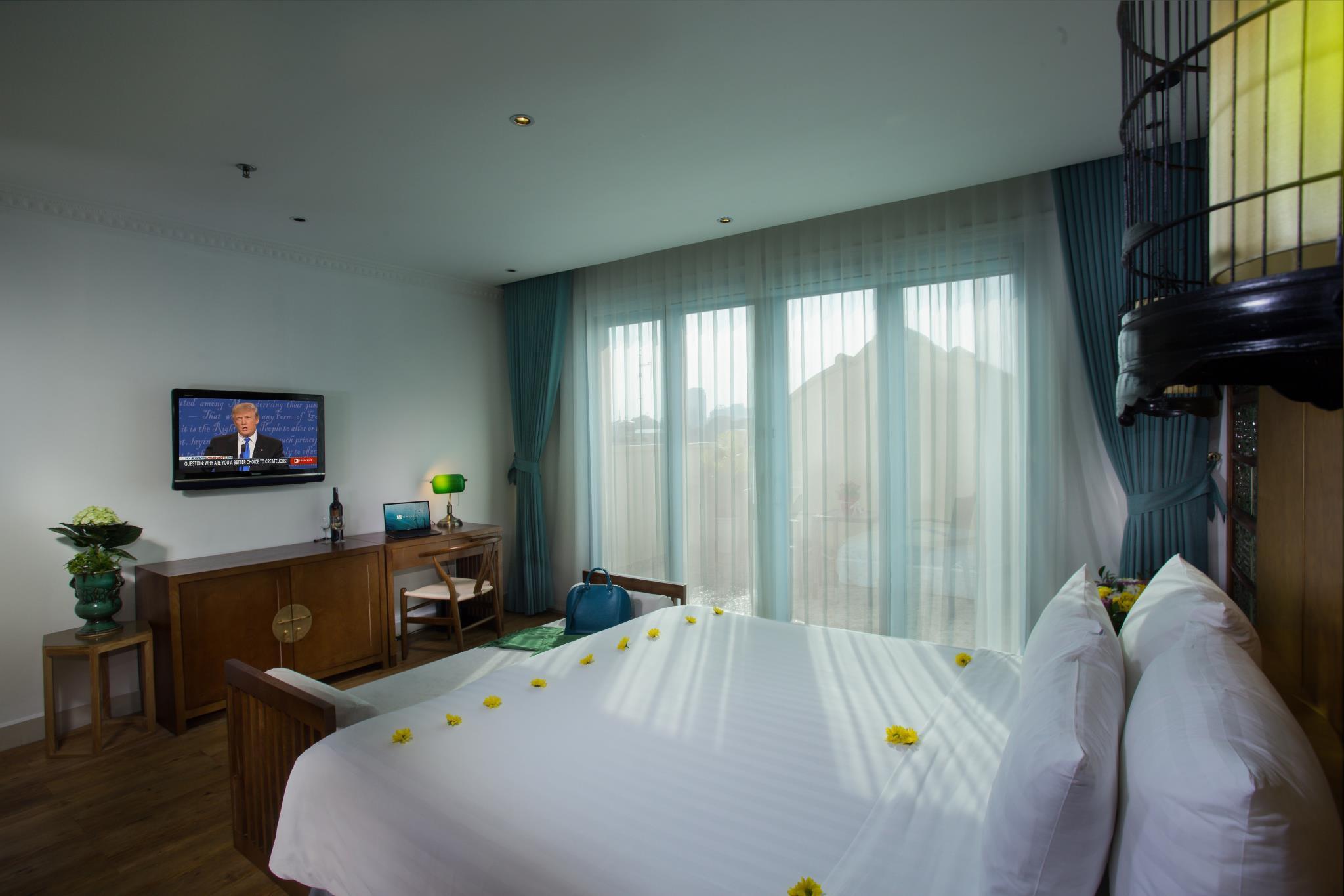 Junior Suite, King Bed, Terrace