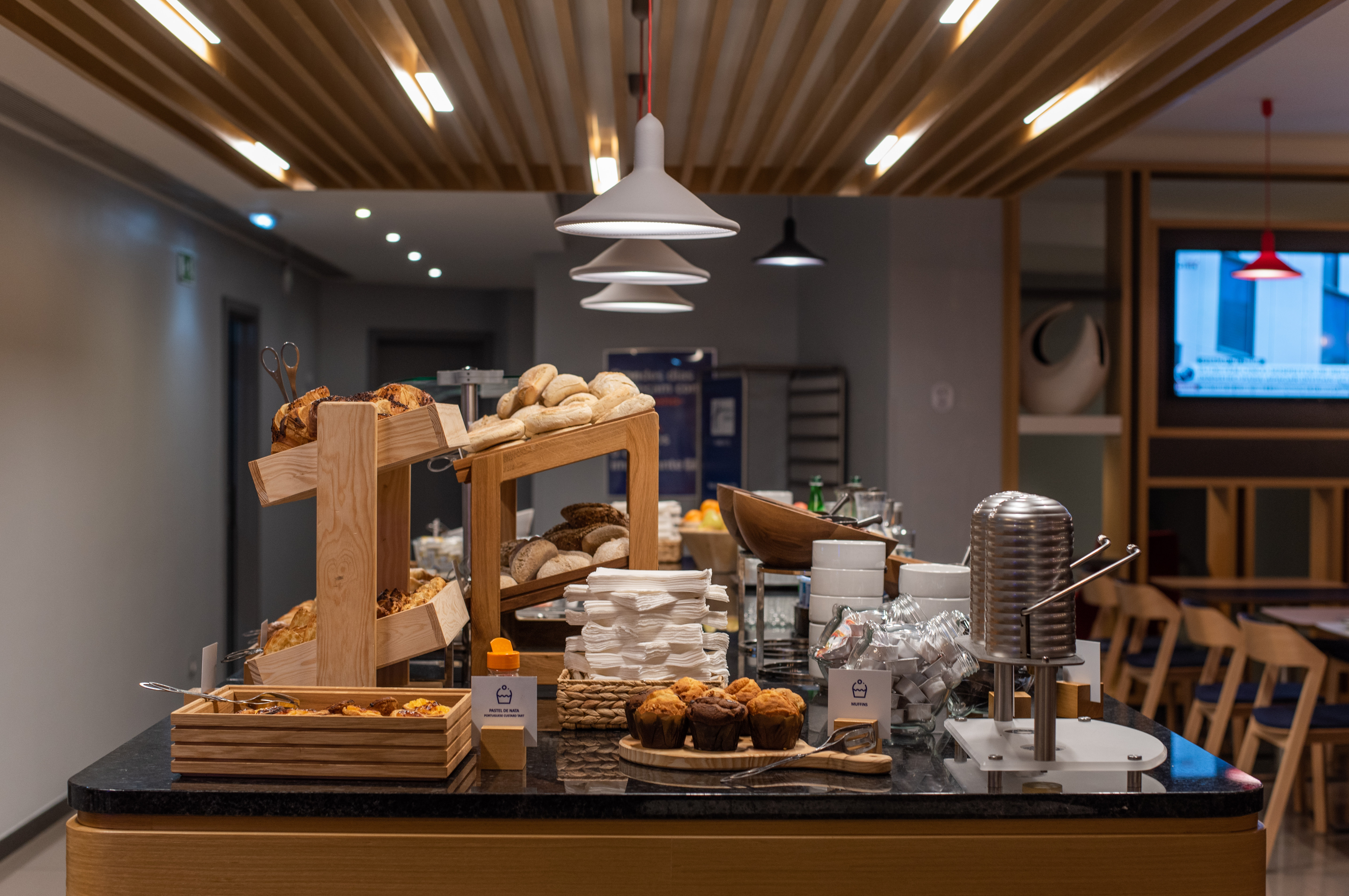 HOLIDAY INN EXPRESS LISBON AIRPORT 76/78