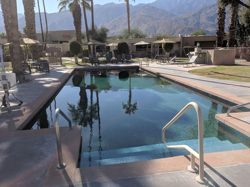 Desert Isle Of Palm Springs 24/50