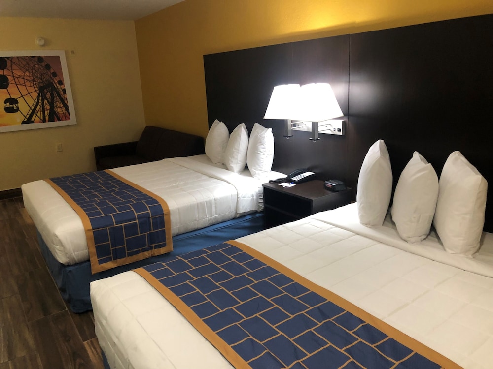 Days Inn And Suites By Wyndham Tampa Raymond James Stadium 20/51