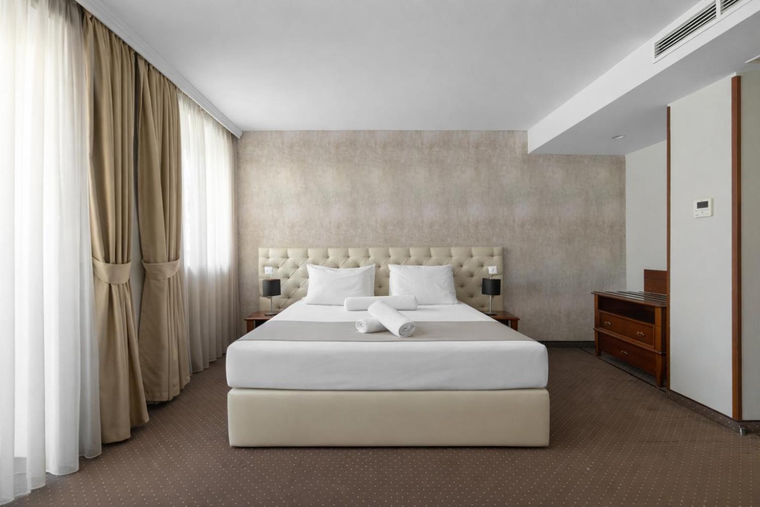 Senior, Suite, City View
