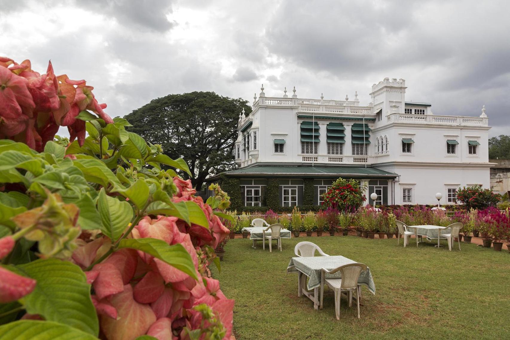 THE GREEN HOTEL 52/59