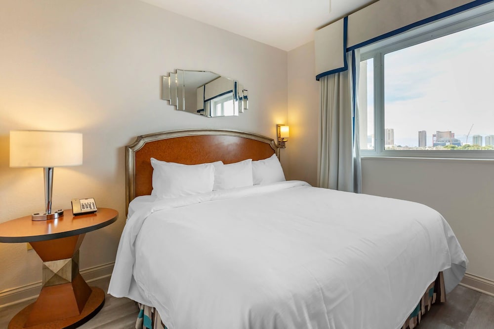 Suite, Queen Bed, Sofa