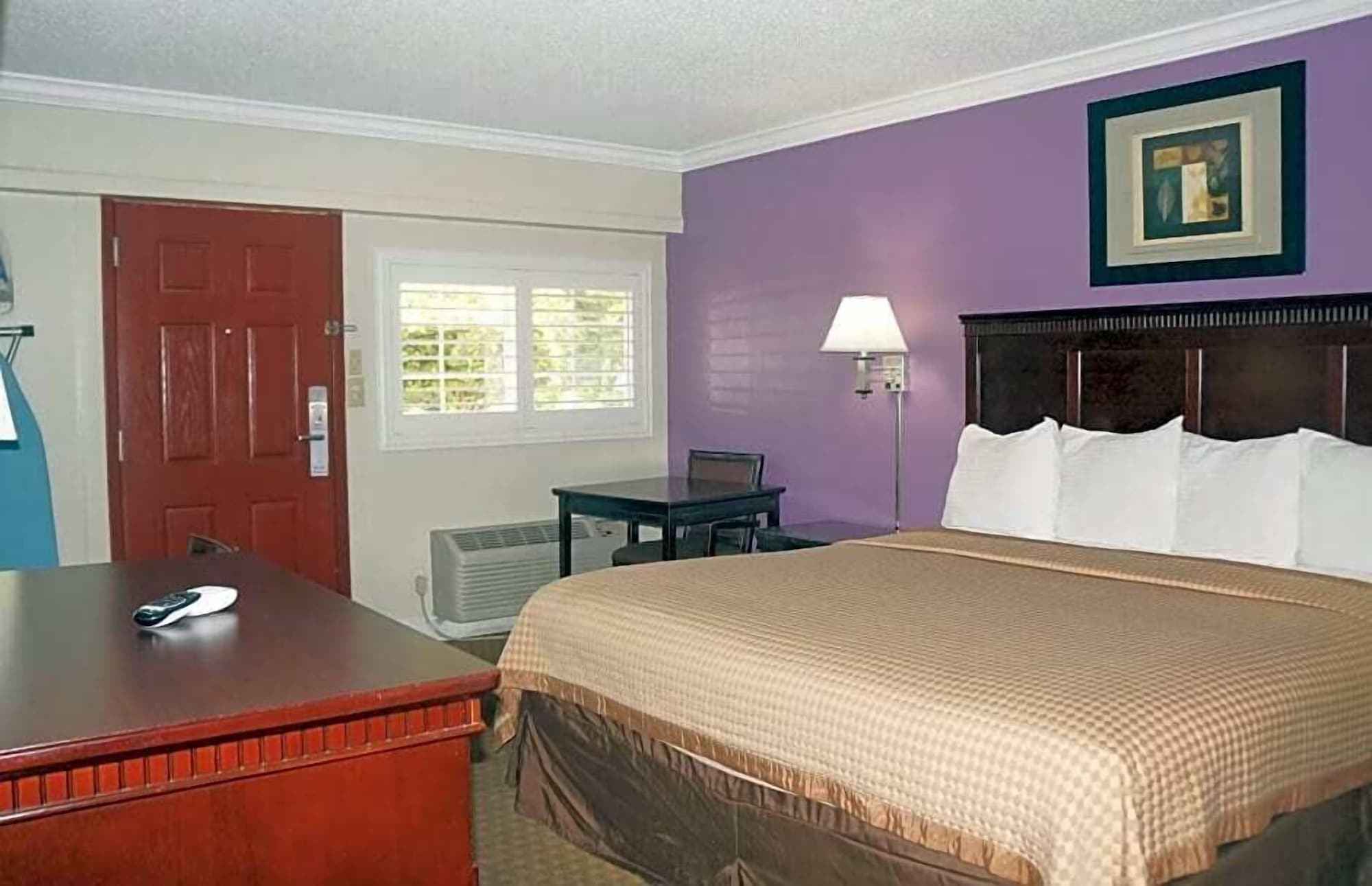 ROOM, QUEEN BED