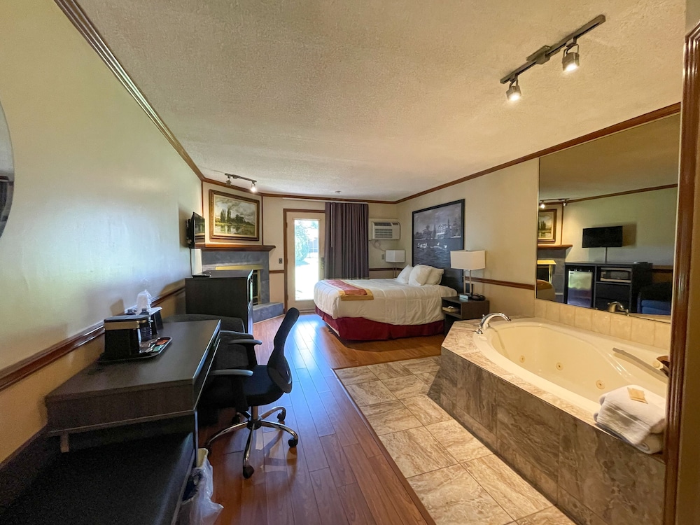 Super 8 by Wyndham Gananoque - Country Squire Resort 47/88