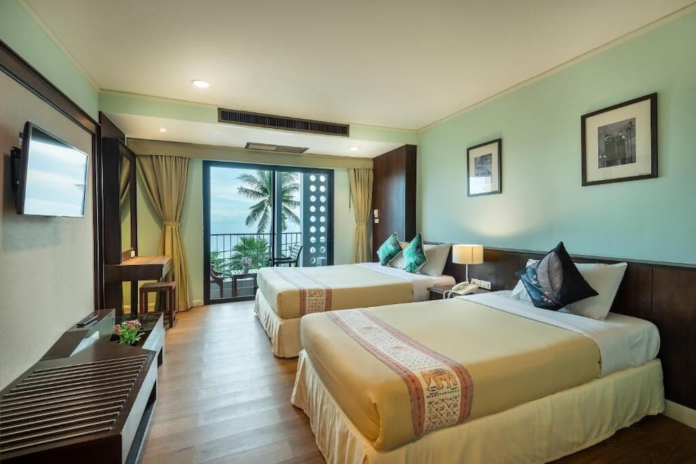 THE JOMTIEN TWELVE 10/46