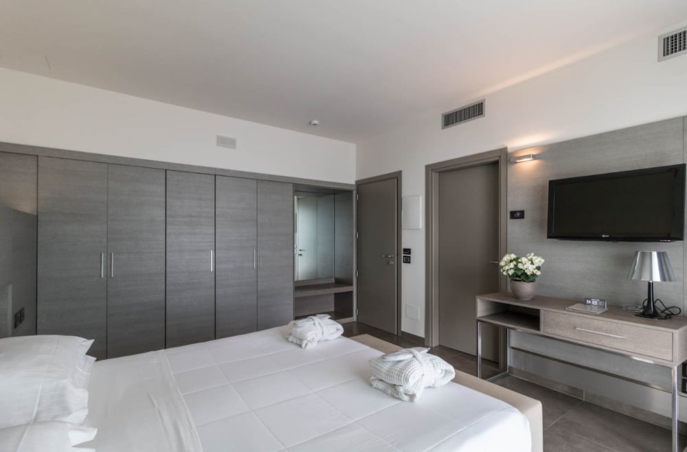 DELUXE, DOUBLE BED, SEA VIEW, BALCONY