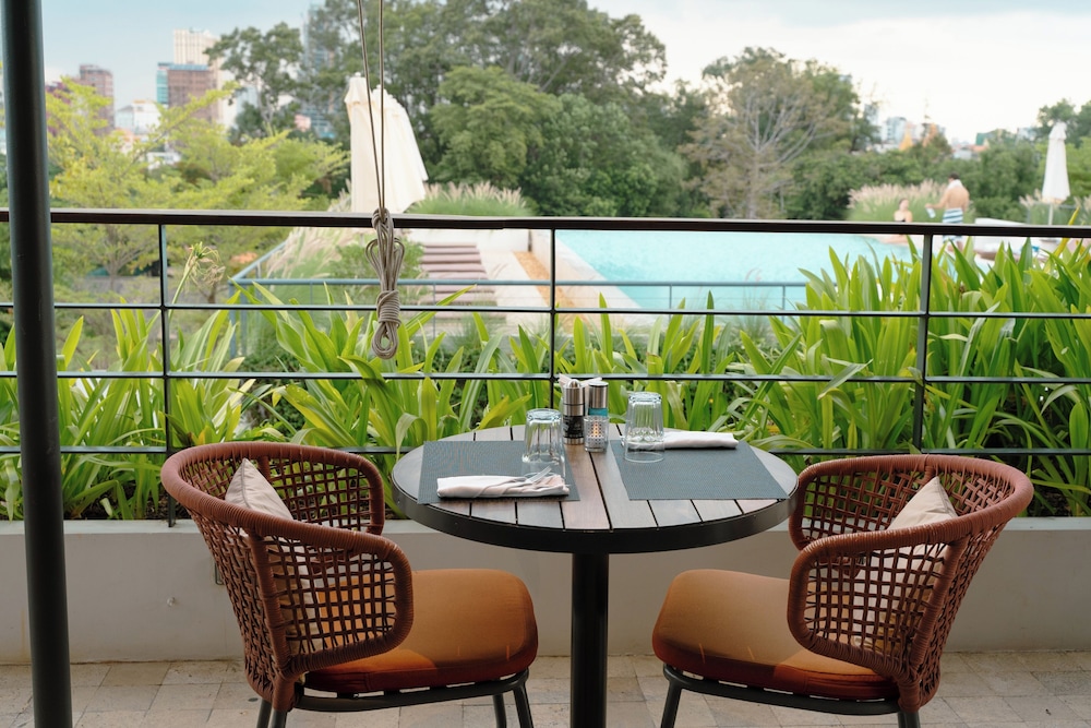 Penh House Hotel 56/74