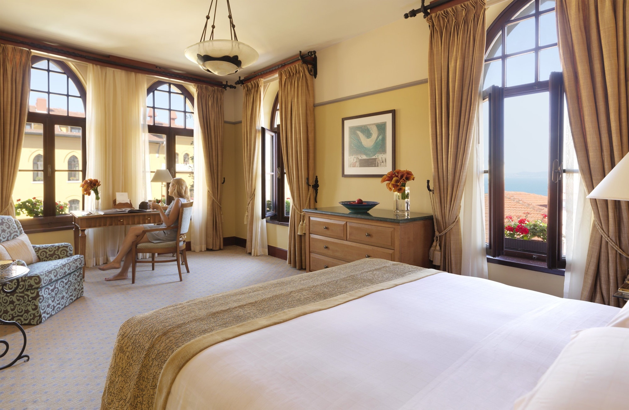 DELUXE, KING BED