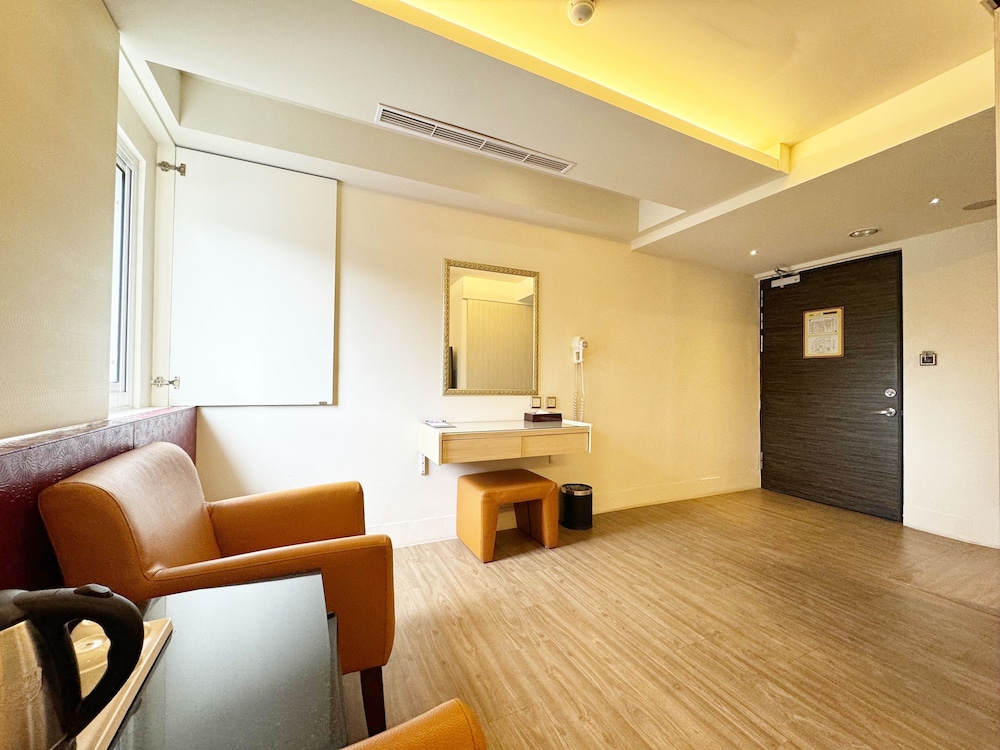 Ai-Lai Fashion Hotel 53/72
