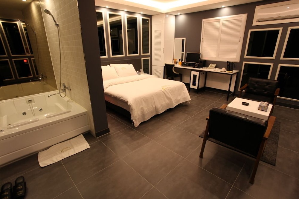 S-Petite Hotel 9/30