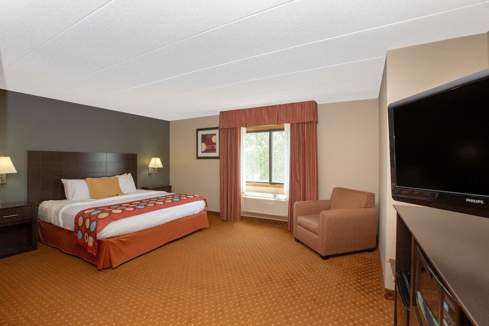 Baymont by Wyndham Coralville 13/37