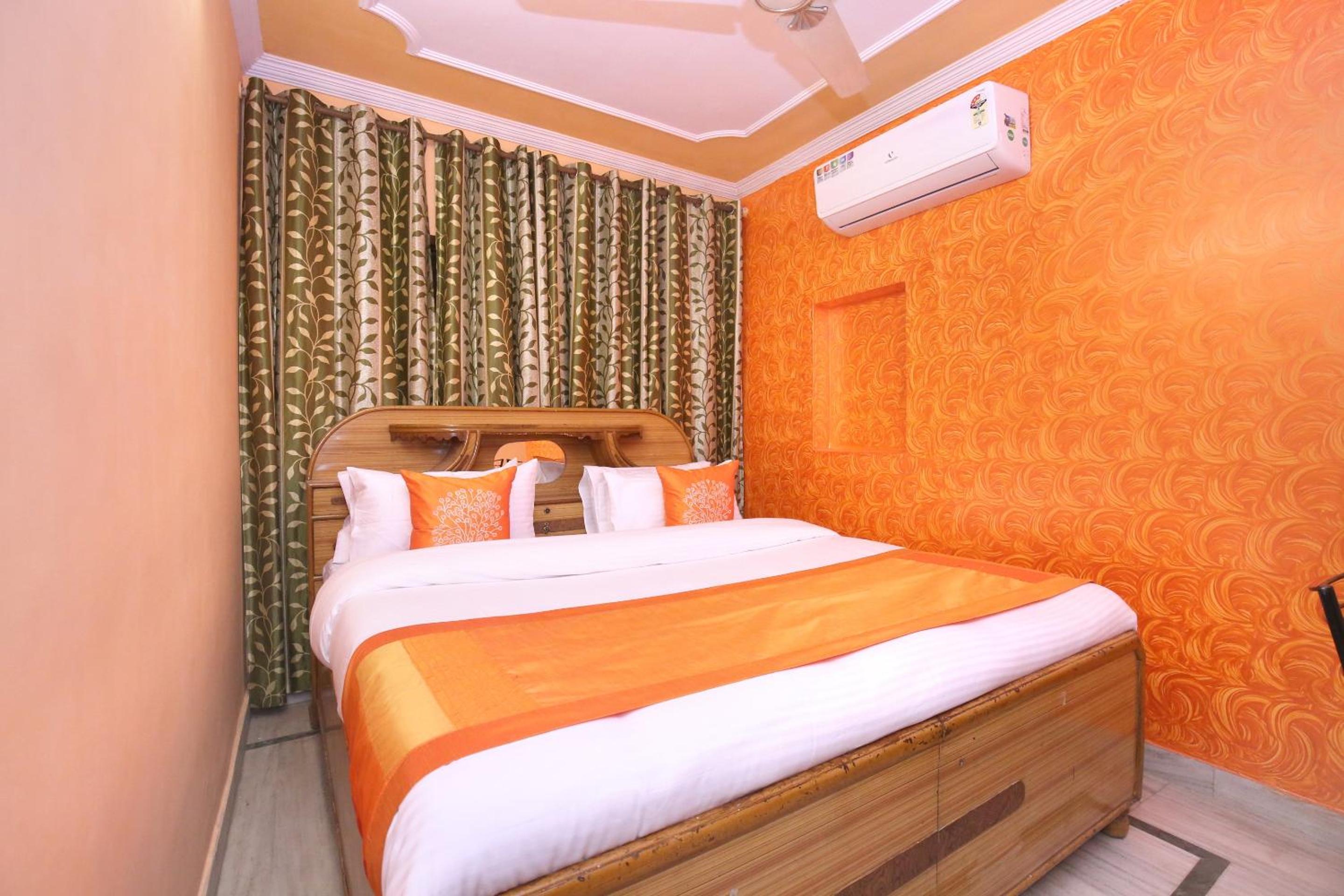 Oyo 10384 Hotel Rajesh Palace 16/30