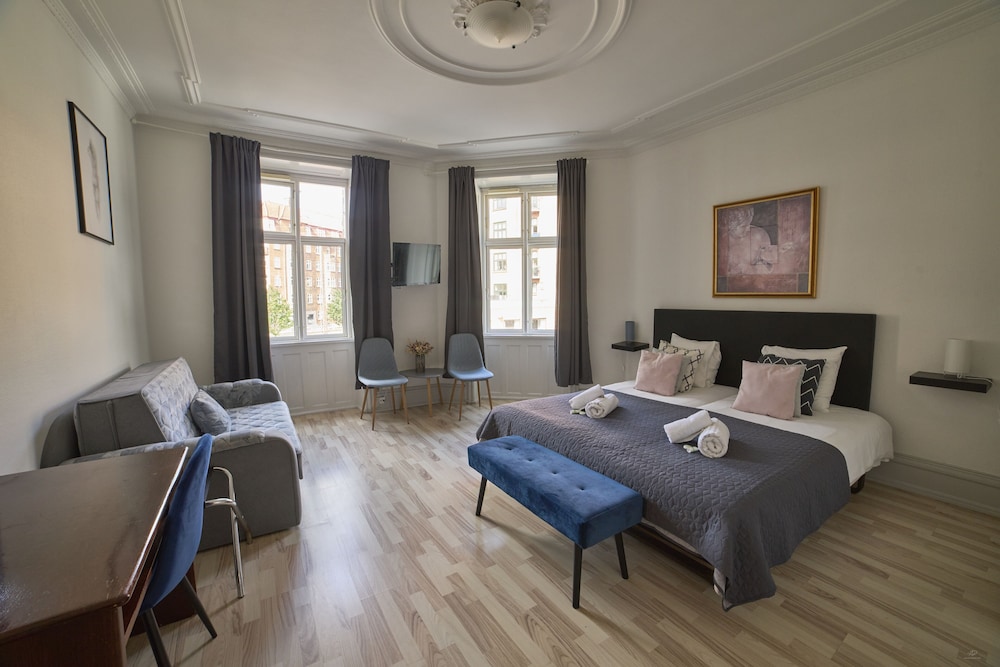 جناح جونيور، Hotel Amager 4/10