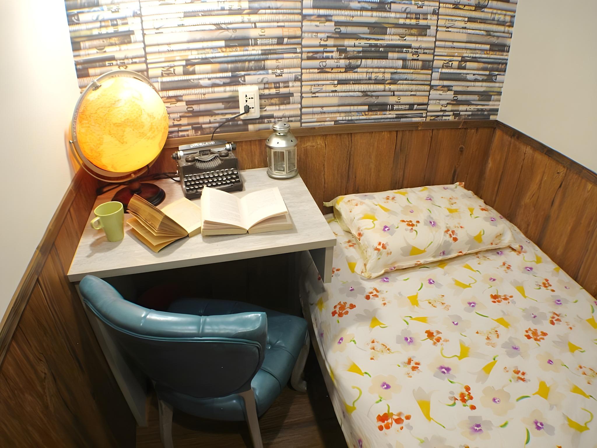 ECONOMY, SINGLE, SINGLE BED, SHARED BATHROOM