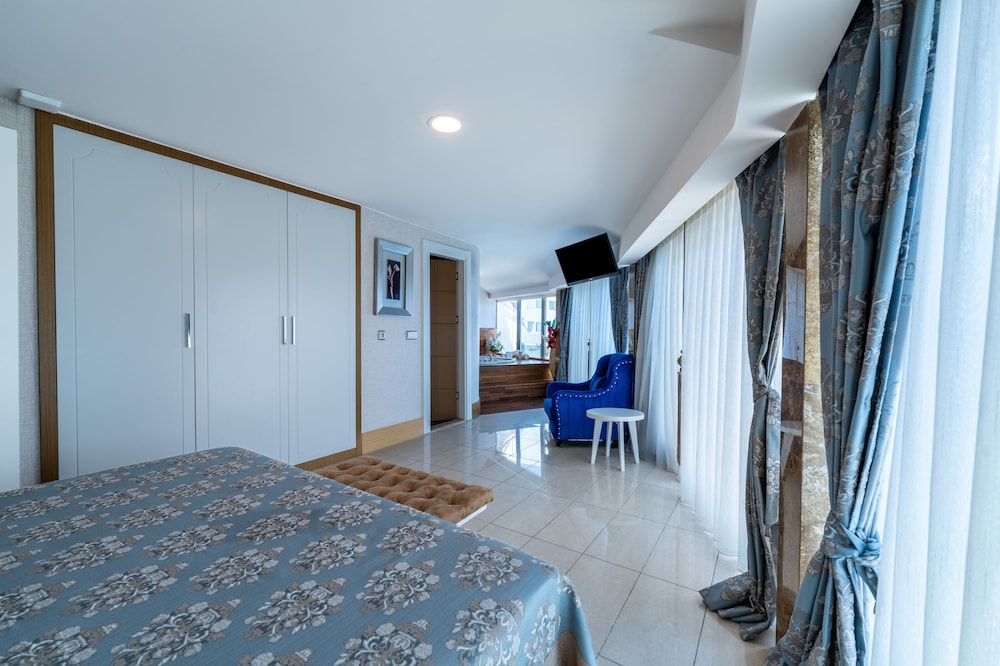 جناح بسرير كينج وسرير مزدوج وسريرين منفصلين بإطلالة على البحر بجاكوزي، Orange County Alanya 3/10