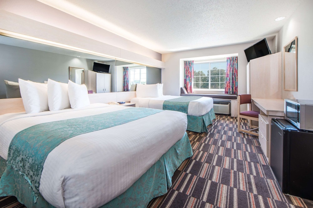 غرفة بسريرين كوين، Microtel Inn & Suites by Wyndham Claremore 2/4